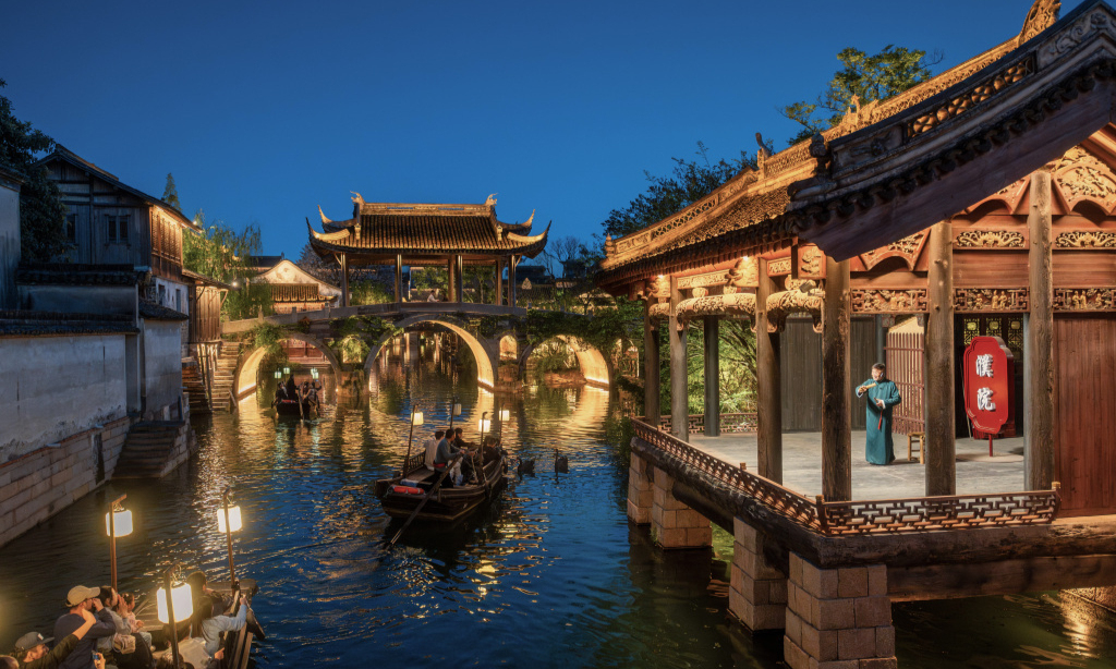 
                古镇夜游赏美景