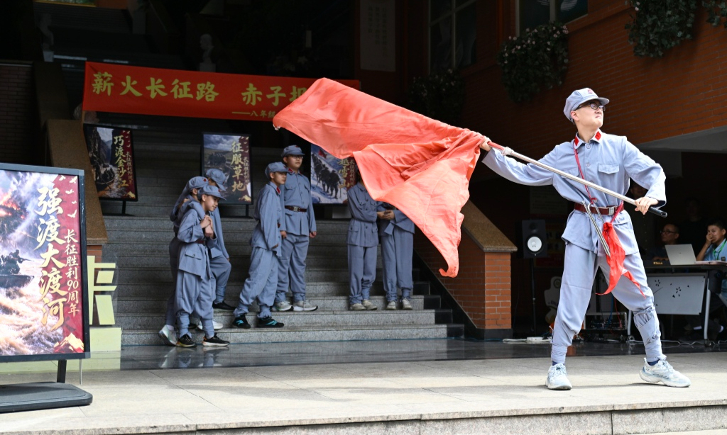 
                校园快闪演出 上演青春对话