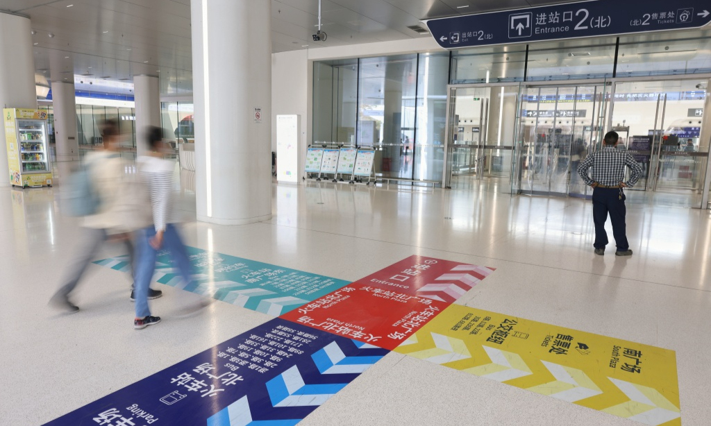 
                地面添新标 嘉兴火车站指引更贴心