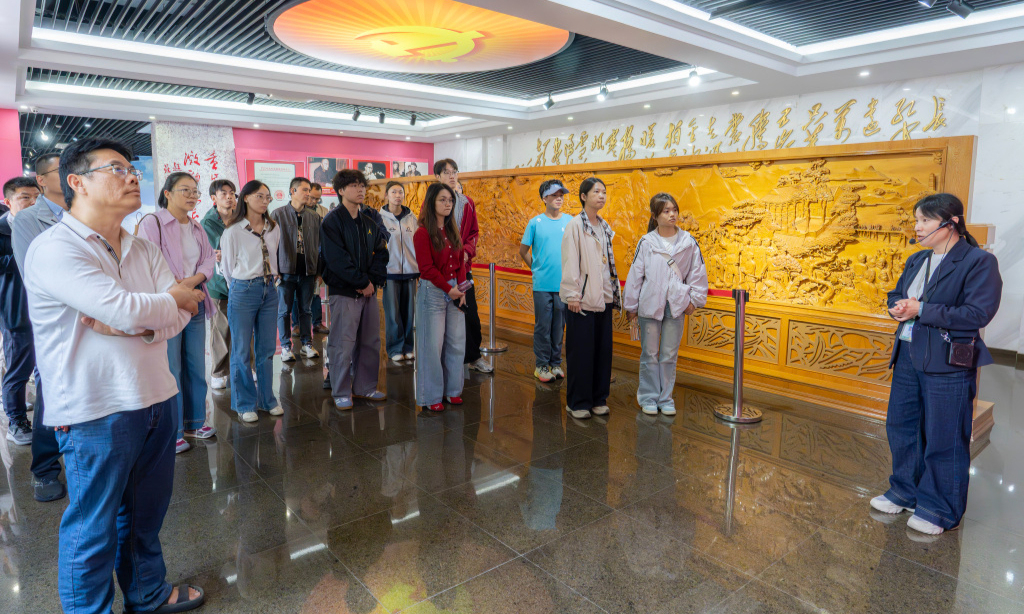 
                嘉大师生追寻长征印