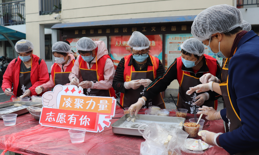 
                饺香暖邻里，敬老情意浓