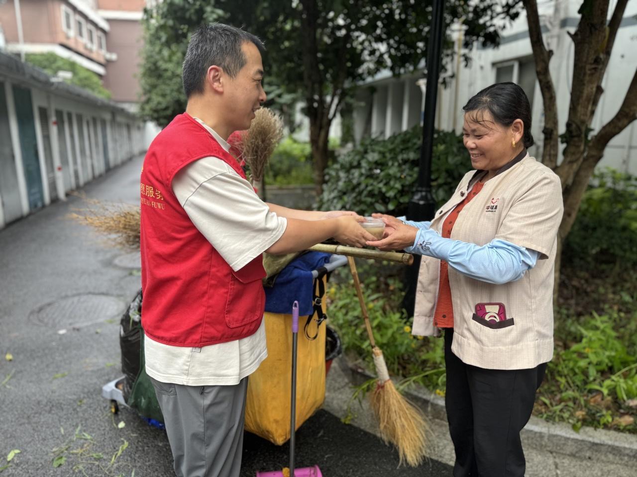 新兴街道西丽社区开展"夏日送清凉,关怀暖人心"志愿服务活动