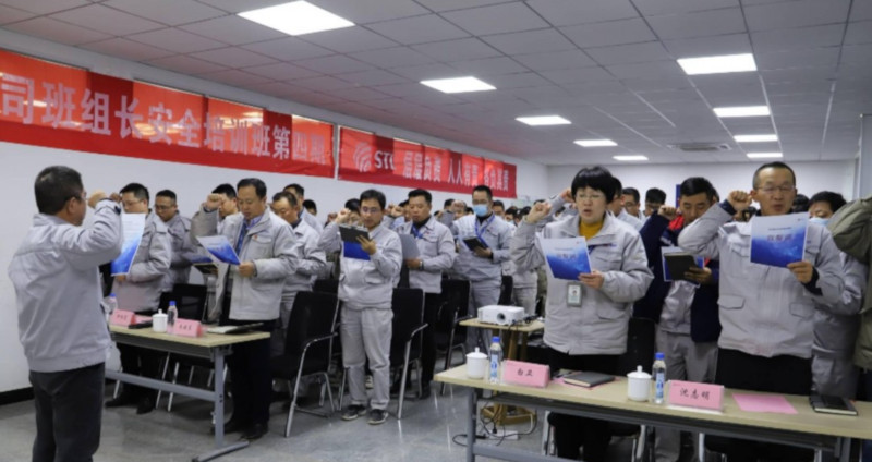 图为卫星石化员工开展廉洁自律承诺1.jpg 图为卫星石化员工开展廉洁自律承诺1.jpg